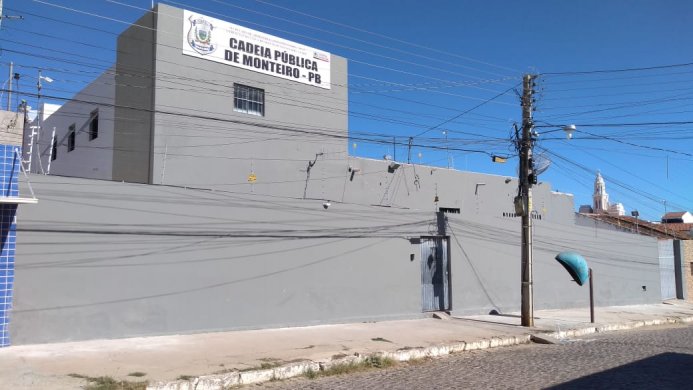 IMG-20190612-WA0190-693x390 Exclusivo: Pente fino localiza vários celulares na cadeia pública de Monteiro