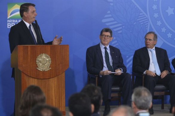 bolsonaro-levy-e-guedes-585x390 Bolsonaro diz que presidente do BNDES está com 'cabeça a prêmio'
