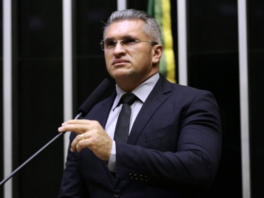 julian4-520x390 Julian rebate críticas de Daniella sobre ‘sinalzinho da arma’ de Bolsonaro