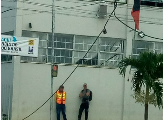 s1-529x390 Exclusivo: Caminhão derruba totem e fios de semáforo em Monteiro