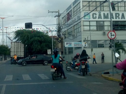 toten-520x390 Exclusivo: Caminhão derruba totem e fios de semáforo em Monteiro