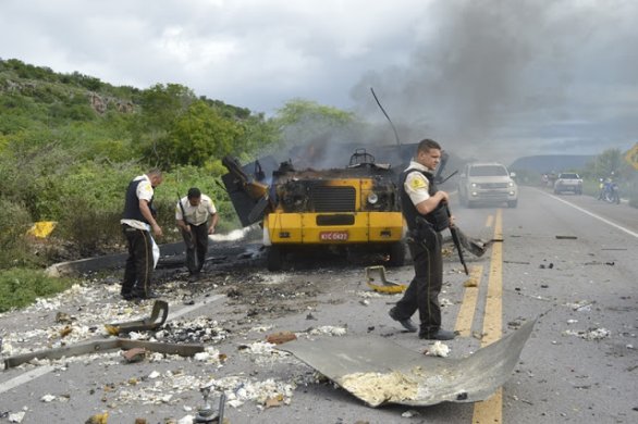 5c317650556adf0899d9f870876391f0-586x390 Quadrilha fortemente armada explode carro-forte na BR-110, em Petrolândia, no Sertão de PE