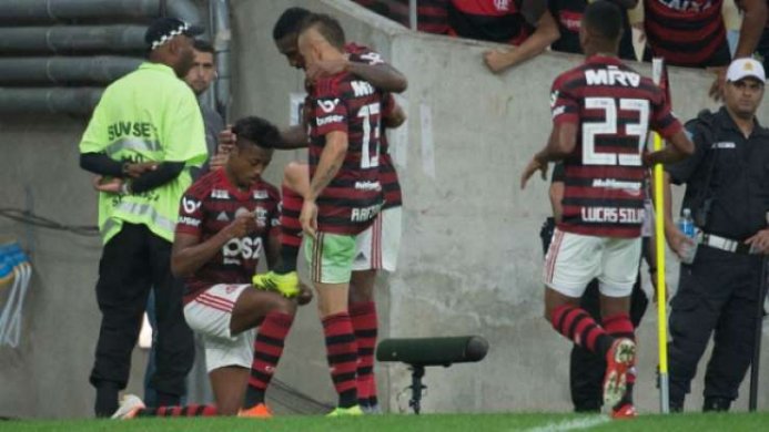 fla-693x390 De virada, Flamengo bate Botafogo e segue na luta pela liderança do BR