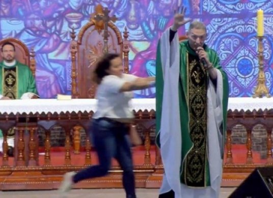padre-536x390 Mulher empurra Padre Marcelo Rossi de altar durante missa