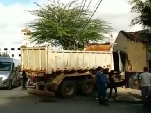 caminhao1-520x390 Caminhão desgovernado arrasta veículos e invade mercadinho em Campina Grande