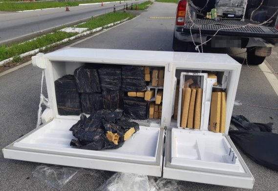 geladeira-drogas-569x390 PRF apreende carro roubado que transportava geladeiras cheias de drogas na PB