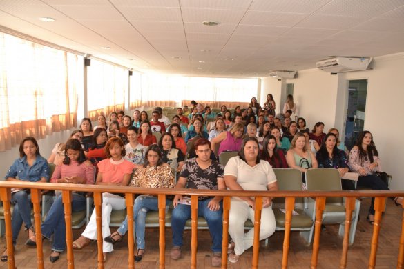 Seminário-reúne-autoridades-e-populares-2-585x390 Seminário reúne autoridades e populares para discutir enfrentamento à violência contra a mulher em Monteiro