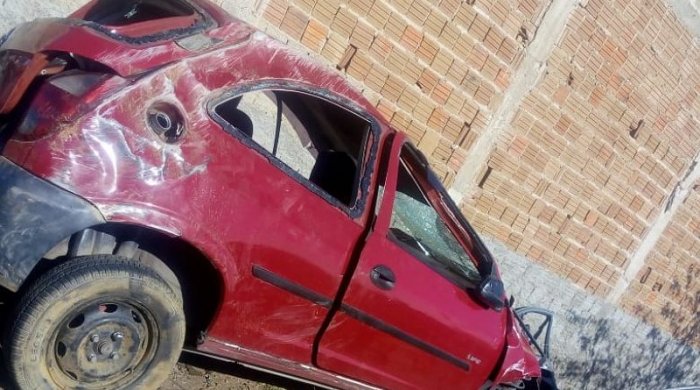 acidente-carro-700x390 Homem perde controle de carro e capota na BR-110 em Monteiro