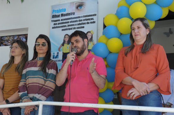 alunos-da-rede-municipal-de-ensino-recebem-atendimento-oftalmologico-em-monteiro-5-587x390 Alunos da rede municipal de ensino recebem atendimento Oftalmológico em Monteiro
