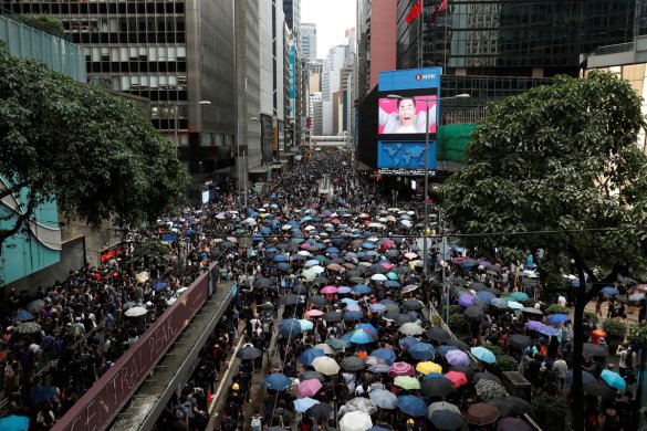 CHINA-585x390 Incidente com estudante baleado pela polícia em Hong Kong gera revolta