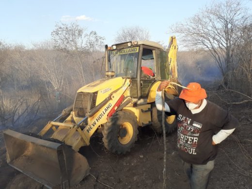 IMG-20191025-WA0295-520x390 Incêndio que atinge zona rural de Monteiro, continua sem controle