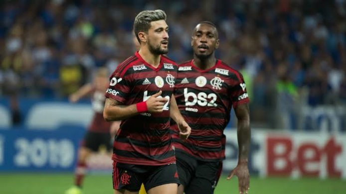 images-1-694x390 Flamengo usa força máxima, bate o CSA e mantém vantagem para o Palmeiras.