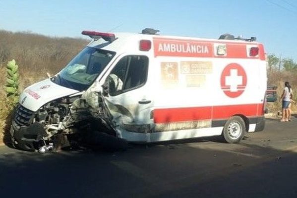 ambulancia-batida-599x400 Acidente deixa Ambulância destruída em rodovia da Paraíba