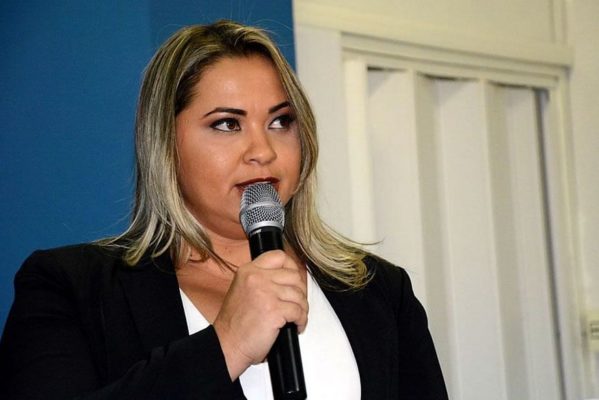 PREFEITA-JOCA-599x400 Prefeita de Joca Claudino Jhordanna Lopes  é afastada por não pagar salários de funcionários
