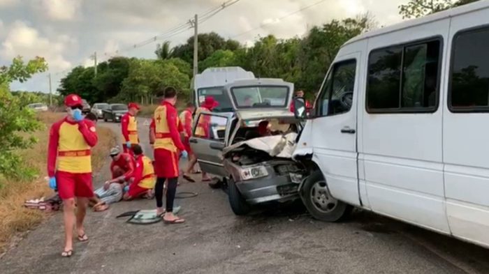 acidente-van-e-carro-700x393 Acidente entre van e carro deixa onze feridos, no Conde, na Paraíba