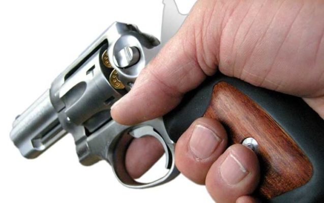 Arma-na-mão-2-637x400 Justiça suspende medida da Polícia Rodoviária Federal que flexibiliza  punição ao transporte de armas