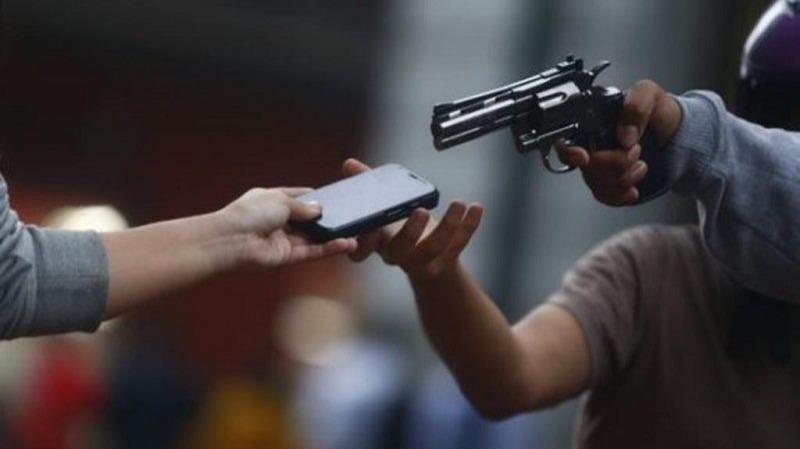 assalto-celular Bandidos armados rendem mulher e levam dinheiro e celular em plena luz do dia em Monteiro.