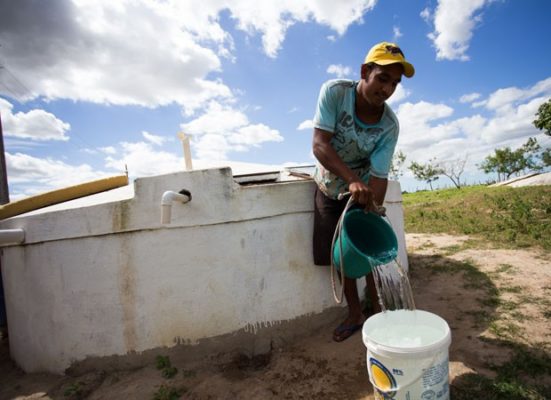 “MAIS-ÁGUA-NO-CAMPO”-Anna-Lorena-fecha-2019-com-mais-de-12-milhões-de-litros-d’água-entregues-às-comunidades-2-551x400 Monteiro é beneficiada através de convênio e é contemplado com 95 cisternas