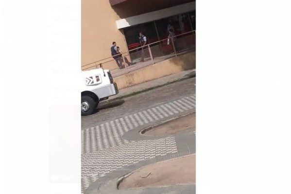 ASSALTO-599x400 Vigilante é baleado em tentativa de assalto a carro forte em supermercado de João Pessoa