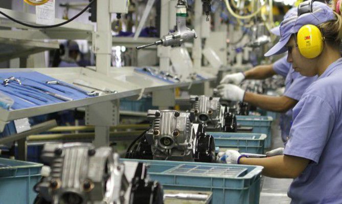 producao-industrial-669x400 Falta de trabalhador qualificado afeta metade das indústrias no país