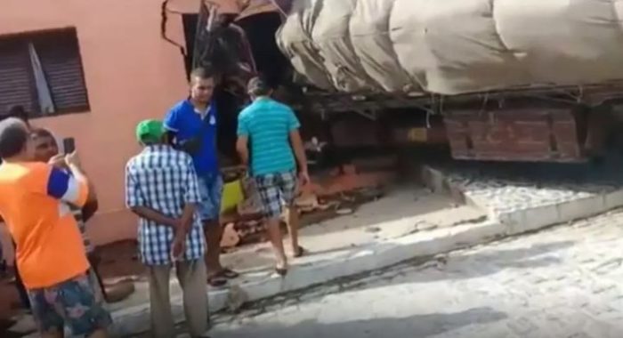 CAMANIHAO-700x380 Caminhão desgovernado atinge carros e invade casa na Paraíba