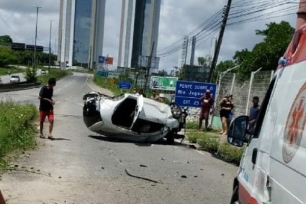 carro-600x400 Carro derruba poste e despenca de viaduto na capital Paraibana
