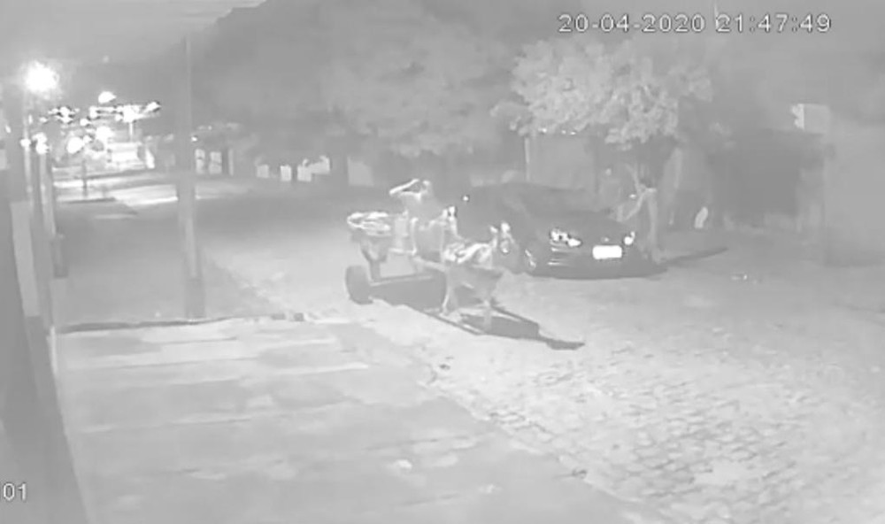 carroça-burro Vídeo mostra bandidos em carroça de burro roubando carro em Campina Grande