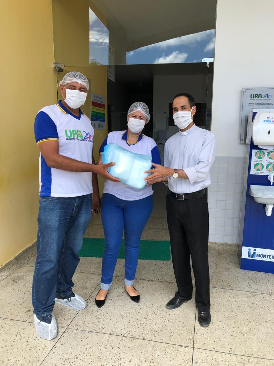 IMG-20200504-WA0087 Paróquia de Nossa Senhora das Dores faz doação de máscaras ao Hospital Regional Santa Filomena e UPA da cidade de Monteiro