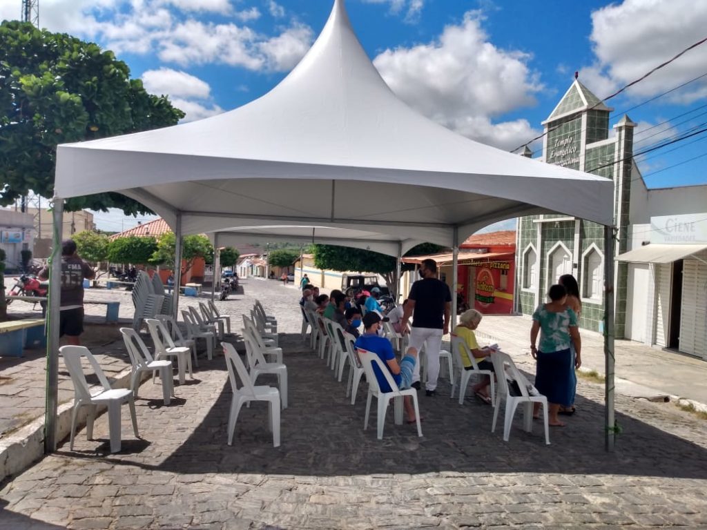 TENDAS Prefeitura de São João do Cariri disponibiliza tendas e cadeiras para evitar aglomerações de usuários na lotérica do município