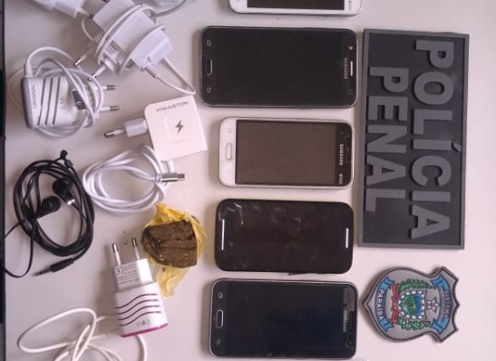 celulares-carregadores Dupla tenta colocar celulares na Cadeia de Monteiro e quebra a cara