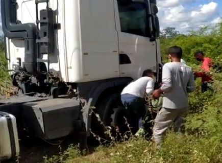 caminhao-sertania Motorista que atropelou e matou grávida em Sertânia vai responder por homicídio culposo, diz PM