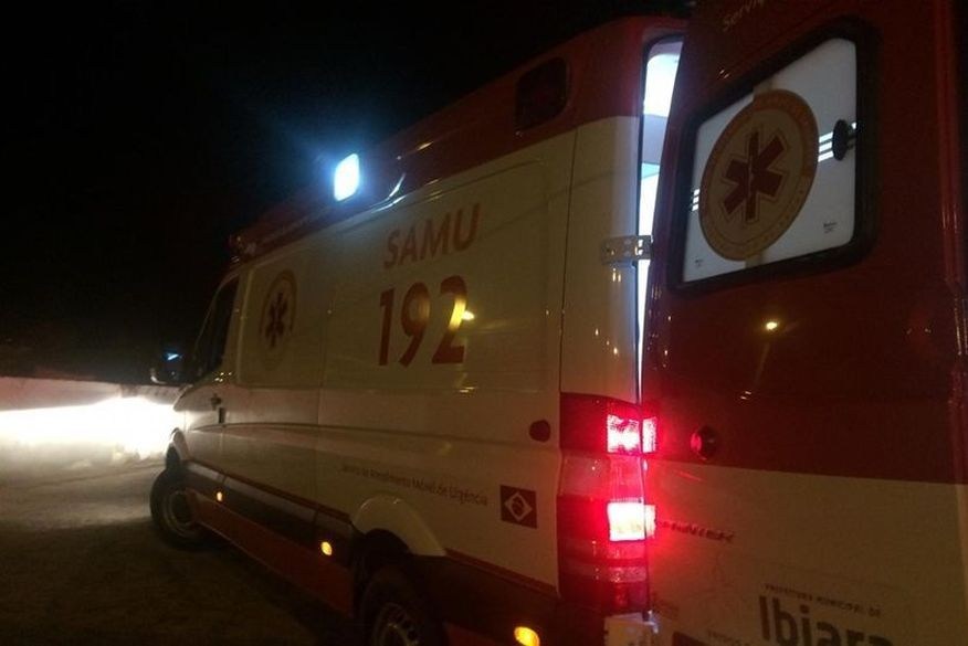 samu_noite Acidente envolvendo carro e moto deixa uma pessoa morta e outra ferida em rodovia da Paraíba