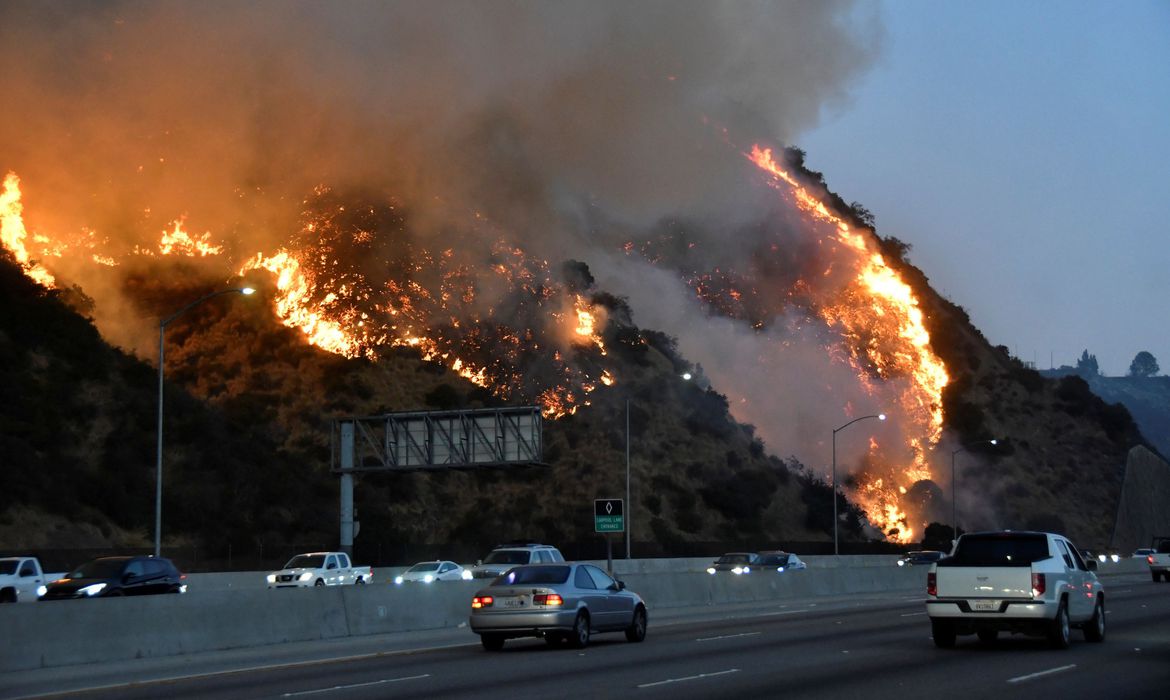 FOGO Califórnia busca ajuda para combater incêndios florestais