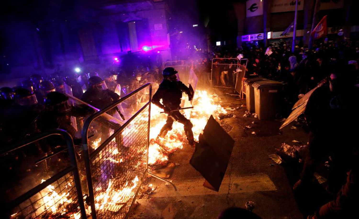 TERROR Noite de caos, confrontos e fogo em Barcelona