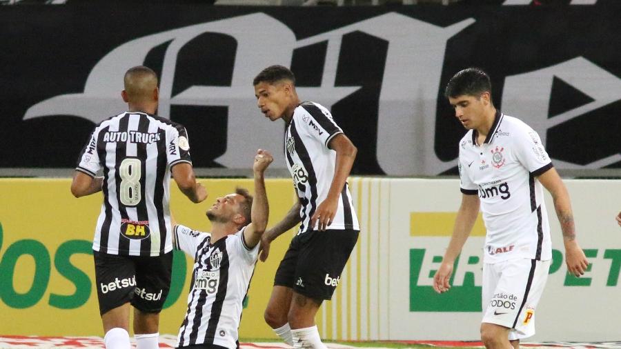 atletico-mg-sobre-o-corinthians-e Atlético-MG sufoca e vence Corinthians de virada com 3 gols em 15 minutos