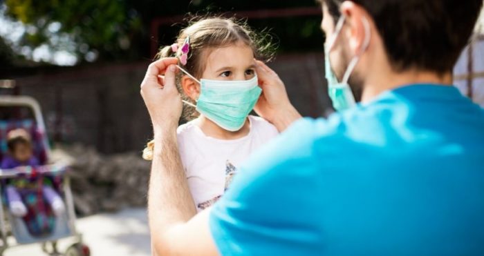 pai-colocando-mascara-na-filha-700x371 Novo Normal PB: na 38ª avaliação da pandemia, apenas um município está na bandeira laranja