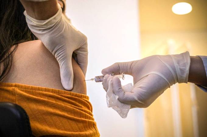 vacina-covid-19-voluntaria Quais países já começaram a vacinação contra a Covid-19 e quais são os próximos