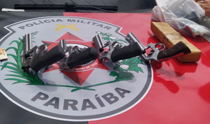 ARMAS Operação de combate ao tráfico apreende quatro armas, drogas e prende suspeito na PB