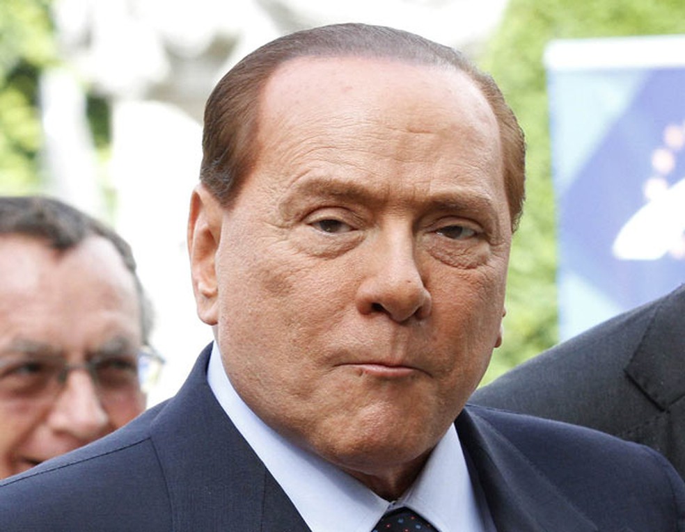 ITALI-EXPRE Ex-premiê italiano Berlusconi é internado com Covid-19