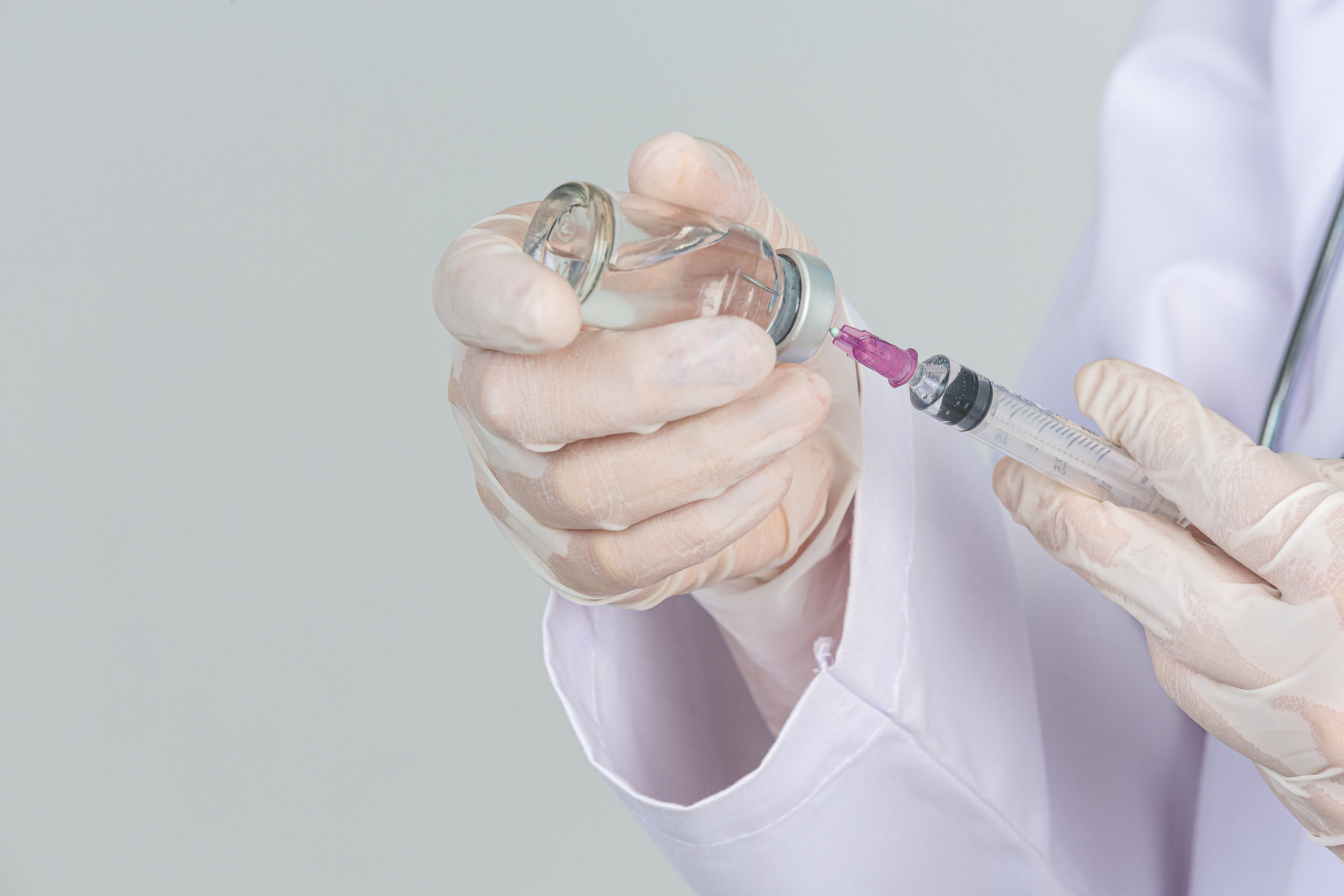 vacina-scaled AstraZeneca suspende teste de vacina da Covid-19 após voluntário ficar doente