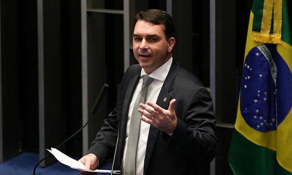 Flavio-Bolsonaro MP denuncia Flávio Bolsonaro e Queiroz por 'rachadinhas' na Alerj