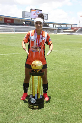 esquerdinha Atleta monteirense disputa Campeonato Brasileiro de futebol feminino série A2 por time de Alagoas