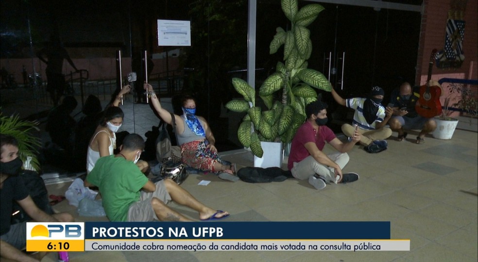 whatsapp-image-2020-11-06-at-06.49.10 Alunos da UFPB se acorrentam na porta da reitoria em protesto contra nomeação de reitor
