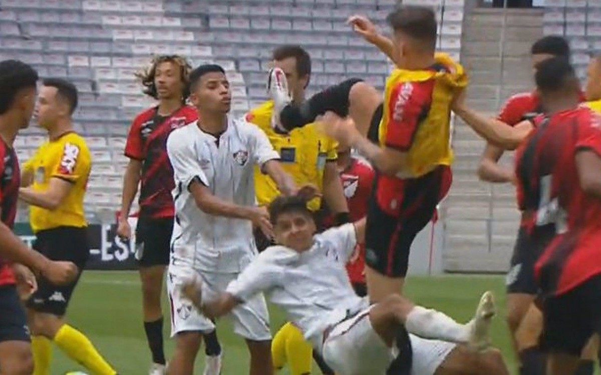 1_pancadaria-20797566 Em final do Brasileirão Sub-17, jogador do Athletico-PR agride atacante do Fluminense com voadora no rosto