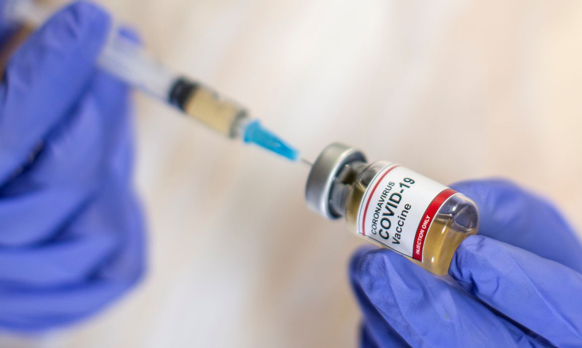 2020-11-05t143610z_1_lynxmpega414y_rtroptp_4_health-coronavirus-vaccine Paraíba deve receber 400 mil doses da vacina contra a Covid-19 em janeiro, diz secretário de Saúde