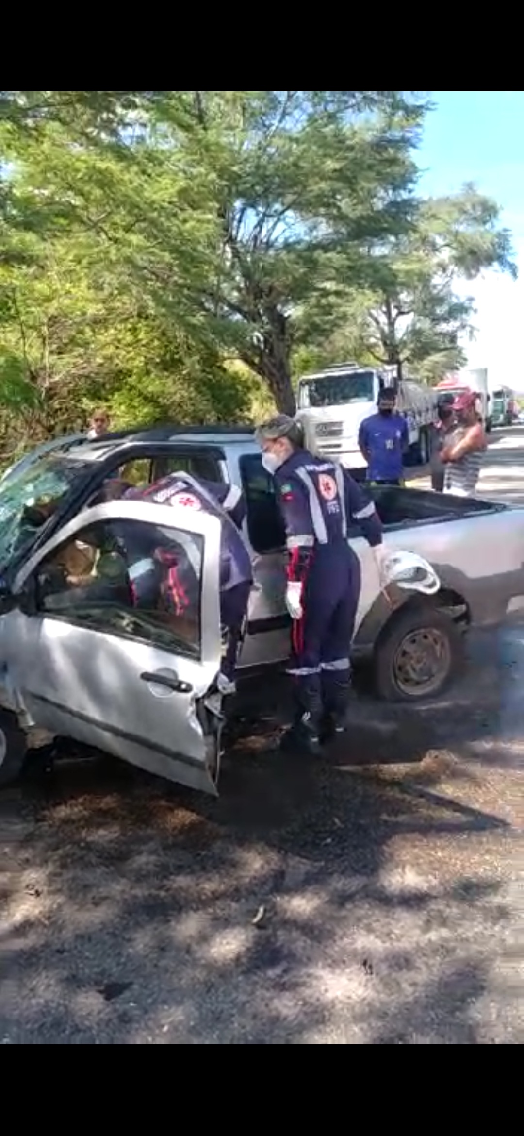 Screenshot_2020-12-10-10-33-16-129_com.whatsapp Motorista perde controle de carro e colide com árvore em Monteiro