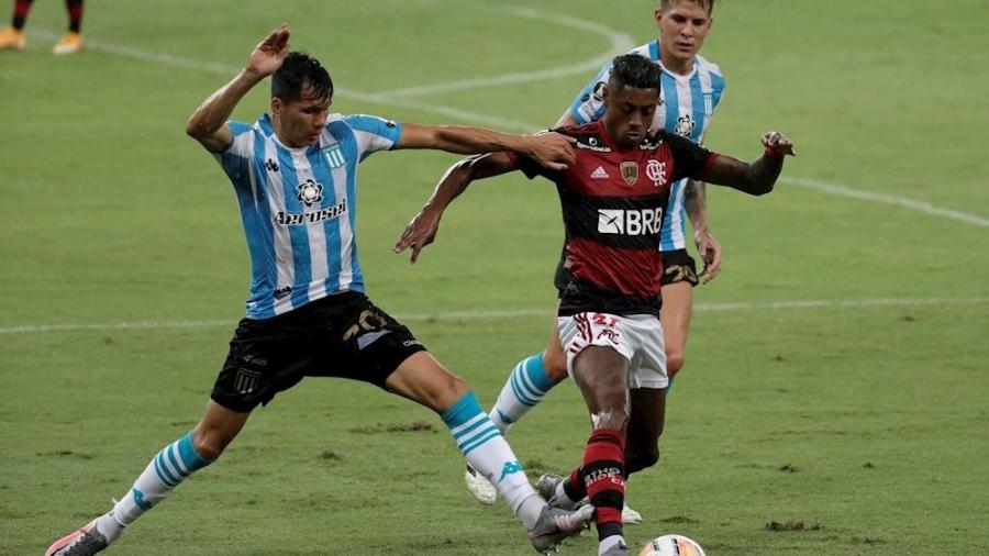 bruno-henrique-do-flamengo Arão marca no fim, perde pênalti e Flamengo é eliminado na Libertadores.