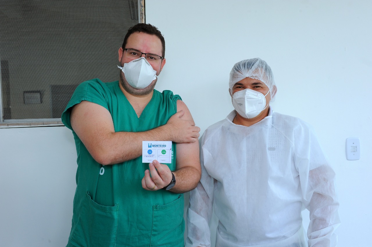 Enfermeira-do-Hospital-Regional-Santa-Filomena-e-a-primeira-a-receber-a-vacina-contra-a-Covid-em-Monteiro-1 Enfermeira do Hospital Regional Santa Filomena é a primeira a receber a vacina contra a Covid em Monteiro