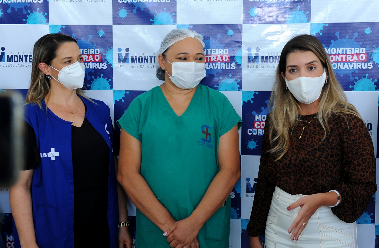 Enfermeira-do-Hospital-Regional-Santa-Filomena-e-a-primeira-a-receber-a-vacina-contra-a-Covid-em-Monteiro-3 Enfermeira do Hospital Regional Santa Filomena é a primeira a receber a vacina contra a Covid em Monteiro