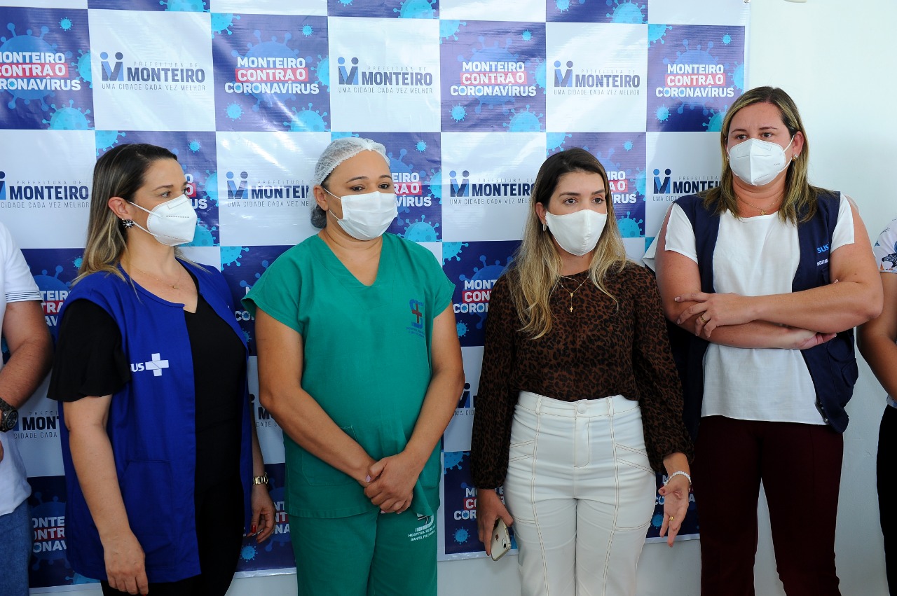 Enfermeira-do-Hospital-Regional-Santa-Filomena-e-a-primeira-a-receber-a-vacina-contra-a-Covid-em-Monteiro-4 Enfermeira do Hospital Regional Santa Filomena é a primeira a receber a vacina contra a Covid em Monteiro
